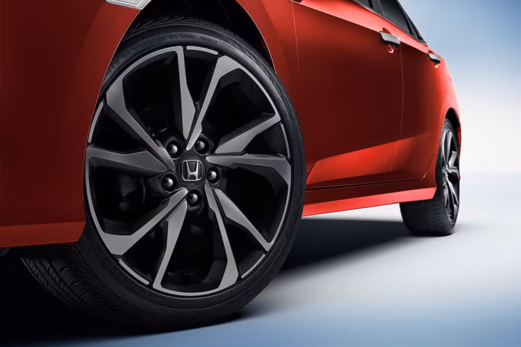 Mẫu xe này dễ dàng được nhận biết nhờ một số chi tiết thiết kế riêng, như bộ vành hộ kim 18 inch, cánh lướt gió, lưới tản nhiệt với logo RS đi kèm lớp sơn mờ khá thể thao…