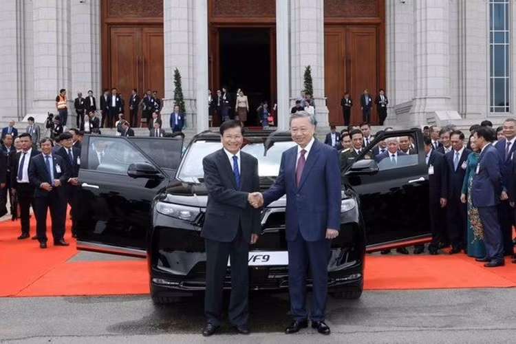 Viet Nam tang nuoc ban Lao 20 chiec xe SUV dien VinFast VF9-Hinh-2