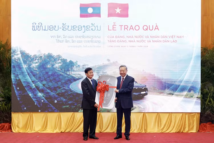 Viet Nam tang nuoc ban Lao 20 chiec xe SUV dien VinFast VF9