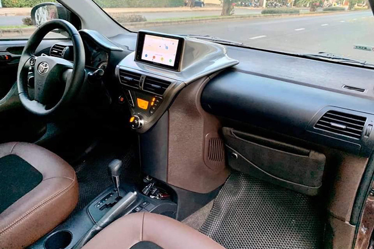 Bên trong Toyota IQ gọn gàng và khá tiện nghi. Tính riêng về nội thất, Toyota IQ hoàn toàn chiến thắng trước SmartForTwo phiên bản cũ. Hệ thống giải trí tuy nhỏ gọn nhưng được trang bị kết nối USB và jack AUX để hành khách nghe nhạc.