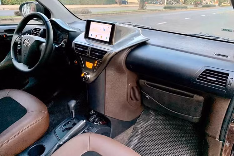 Bên trong Toyota IQ gọn gàng và khá tiện nghi. Tính riêng về nội thất, Toyota IQ hoàn toàn chiến thắng trước SmartForTwo phiên bản cũ. Hệ thống giải trí tuy nhỏ gọn nhưng được trang bị kết nối USB và jack AUX để hành khách nghe nhạc.