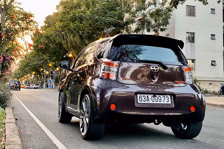 Tùy từng thị trường, Toyota iQ sẽ được trang bị 6 phiên bản động cơ khác nhau, trong đó có 4 động cơ xăng với dung tích từ 1.0 tới 1.3 lít, 1 tùy chọn động cơ dầu diesel và một phiên bản chạy điện. Các phiên bản sử dụng động cơ đốt trong đều có hệ dẫn động cầu trước kết hợp với hộp số sàn 5/6 cấp hoặc hộp số tự động vô cấp CVT.