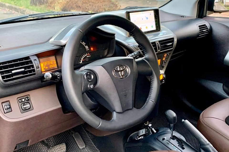 Để tối ưu không gian, Toyota iQ được tối ưu nhiều chi tiết như vi sai cầu trước được đẩy lên sát phần đầu, tay lái với bánh răng chính giữa, bình xăng phẳng nằm dưới sàn xe, ghế mỏng, giảm xóc nghiêng về phía sau và dàn điều hòa nhỏ gọn nằm chính giữa bảng táp-lô. 