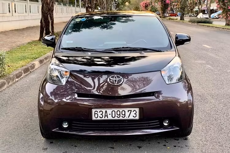 Sự thú vị có thể cảm nhận ngay từ kiểu dáng nhỏ gọn của chiếc xe Toyota iQ Scion. Với kích thước dài x rộng x cao lần lượt 2.985 x 1.680 x 1.500 (mm), Toyota IQ là một mẫu xe nhỏ gọn sinh ra hướng tới mục đích di chuyển trong đô thị.