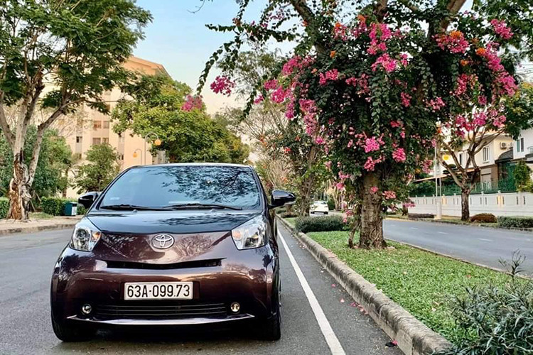 Toyota IQ gợi nhiều liên tưởng tới mẫu xe Smart ForTwo của Mercedes-Benz. Tuy nhiên, khá nhiều người cảm thấy bất ngờ khi biết rằng mẫu xe đến từ Nhật Bản được bố trí tới 4 chỗ ngồi, thay vì 2 chỗ ngồi như trên Smart ForTwo.