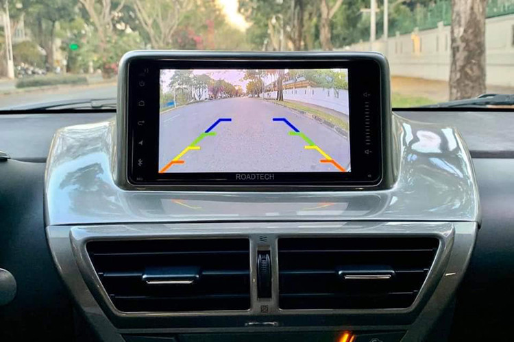 Gập lưng ghế trước lại, hành khách có thể tiếp cận với các ghế sau. Tuy nhiên hàng ghế này có không gian hẹp về cả khoảng để chân, không giàn trên đầu lẫn chiều rộng, khiến nó chỉ có thể thoải mái nhất cho 1 người lớn ngồi sau dù iQ có khả năng chở 4 người trên lý thuyết.