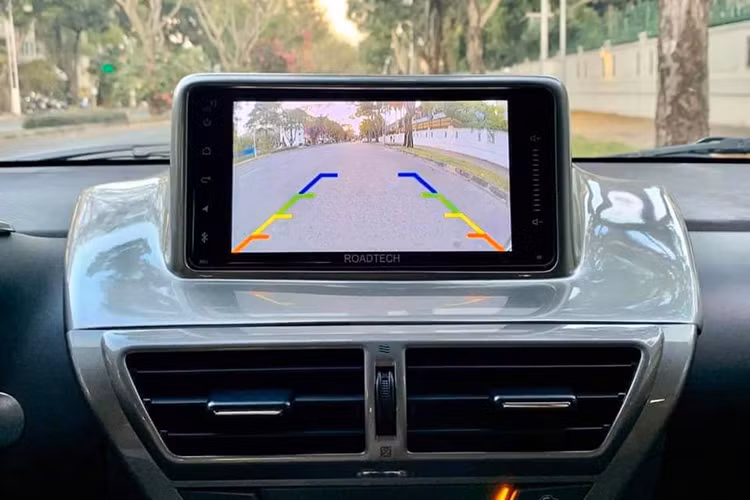 Gập lưng ghế trước lại, hành khách có thể tiếp cận với các ghế sau. Tuy nhiên hàng ghế này có không gian hẹp về cả khoảng để chân, không giàn trên đầu lẫn chiều rộng, khiến nó chỉ có thể thoải mái nhất cho 1 người lớn ngồi sau dù iQ có khả năng chở 4 người trên lý thuyết.