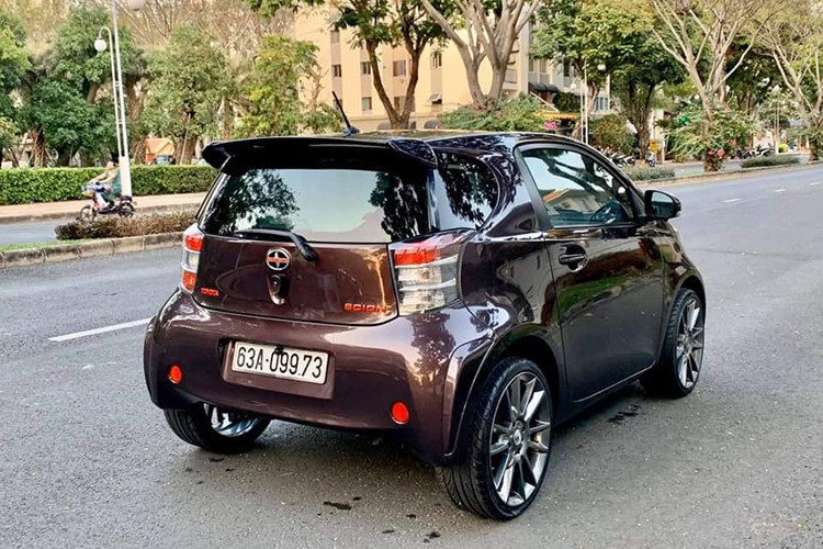 Những chiếc Toyota IQ tại Việt Nam chủ yếu là xe nhập khẩu, vì nó không được phân phối chính hãng do nhiều yếu tố. Chính vì vậy khi mới xuất hiện nó sở hữu mức giá bán khá cao, thậm chí là cả những mẫu xe đã qua sử dụng một thời gian dài.