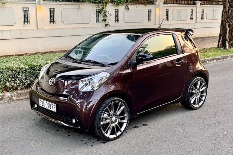 Xuất hiện lần đầu dưới dạng xe concept vào năm 2007, xe cỡ nhỏ Toyota iQ sản xuất hàng loạt được trưng bày lần đầu tại Triển lãm ôtô Geneva vào tháng 3/2008. Tại thị trường Mỹ, xe từng bán thị trường với tên gọi Scion iQ, đồng thời một phiên bản bán ra tại châu Âu của Toyota iQ đã được Aston Martin “siêu sang hóa” thành Aston Martin Cygnet.