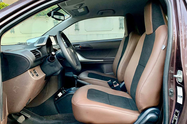 Nếu mở cả 2 lưng ghế sau, chiếc xe chỉ có thể tích khoang hành lý 32 lít, trong khi đó nếu gập lưng ghế lại, thể tích này có thể được tăng lên thành 168 lít. Nhìn chung, những con số này khá phù hợp với một mẫu xe đô thị, hướng tới những người sống độc thân, cặp đôi hoặc gia đình 3 thành viên gồm bố mẹ và một con nhỏ.