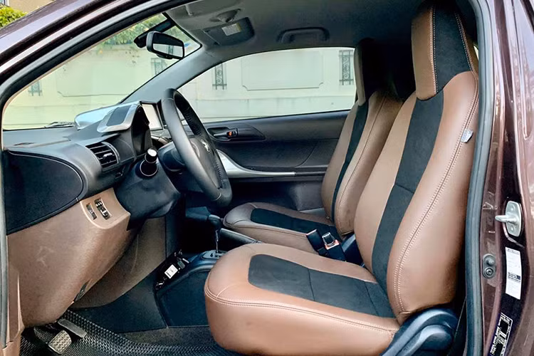 Nếu mở cả 2 lưng ghế sau, chiếc xe chỉ có thể tích khoang hành lý 32 lít, trong khi đó nếu gập lưng ghế lại, thể tích này có thể được tăng lên thành 168 lít. Nhìn chung, những con số này khá phù hợp với một mẫu xe đô thị, hướng tới những người sống độc thân, cặp đôi hoặc gia đình 3 thành viên gồm bố mẹ và một con nhỏ.