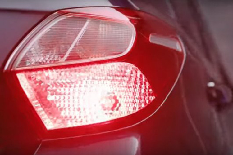 Ở hai góc lưới tản nhiệt xuất hiện dải đèn LED định vị ban ngày hình boomerang khá ấn tượng. Trong khi đó, ở 2 góc cản trước là hốc gió nằm dọc và tích hợp đèn sương mù hình tròn. So với i10 thế hệ mới ở châu Âu, Hyundai Grand i10 Nios 2019 có điểm chung là đèn pha và lưới tản nhiệt Cascading Grille trên đầu xe.