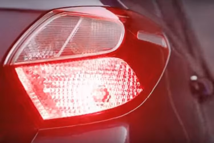 Ở hai góc lưới tản nhiệt xuất hiện dải đèn LED định vị ban ngày hình boomerang khá ấn tượng. Trong khi đó, ở 2 góc cản trước là hốc gió nằm dọc và tích hợp đèn sương mù hình tròn. So với i10 thế hệ mới ở châu Âu, Hyundai Grand i10 Nios 2019 có điểm chung là đèn pha và lưới tản nhiệt Cascading Grille trên đầu xe.