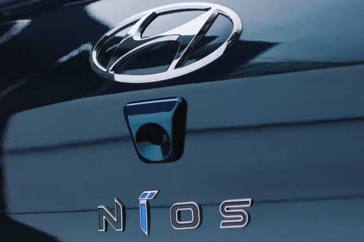 Vòng sang bên sườn, chúng ta sẽ thấy đường chân kính hất lên ở cột C, mang đến thiết kế thể thao hơn cho xe. Thêm vào đó là bộ vành la-zăng hợp kim 4 chấu phối 2 màu mới. Đáng tiếc là hiện thiết kế đuôi xe phía sau của Hyundai Grand i10 Nios 2019 vẫn chưa được hé lộ.