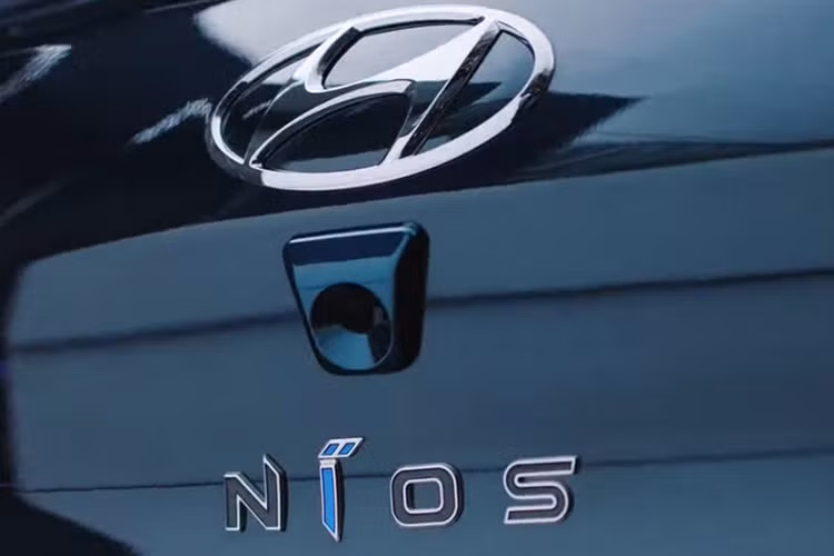 Vòng sang bên sườn, chúng ta sẽ thấy đường chân kính hất lên ở cột C, mang đến thiết kế thể thao hơn cho xe. Thêm vào đó là bộ vành la-zăng hợp kim 4 chấu phối 2 màu mới. Đáng tiếc là hiện thiết kế đuôi xe phía sau của Hyundai Grand i10 Nios 2019 vẫn chưa được hé lộ.