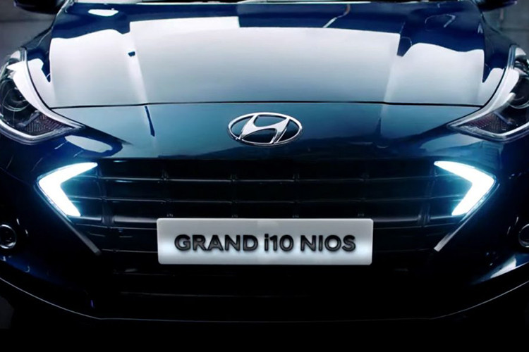 Hyundai Grand i10 Nios 2019 mới sở hữu thiết kế tổng thể về cơ bản là giống i10 thế hệ thứ 3 ở thị trường châu Âu. Đồng thời, so với thế hệ cũ, Hyundai Grand i10 Nios 2019 có rất nhiều đổi mới. Đầu tiên phải kể đến cụm đèn pha projector mượt mà hơn và lưới tản nhiệt Cascading Grille vốn đã trở thành đặc trưng của xe Hyundai trong thời gian gần đây.