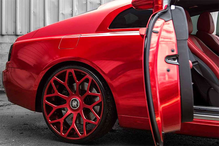 Điểm nhấn trên nền sơn đỏ chính là các chi tiết bằng sợi carbon bóng hay đèn hậu và biểu tượng Spirit of Ecstasy trước đầu xe sơn màu tối. Bên cạnh đó là bộ mâm "hàng thửa" thiết kế độc đáo trùng tông màu.