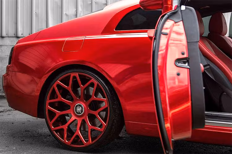 Điểm nhấn trên nền sơn đỏ chính là các chi tiết bằng sợi carbon bóng hay đèn hậu và biểu tượng Spirit of Ecstasy trước đầu xe sơn màu tối. Bên cạnh đó là bộ mâm "hàng thửa" thiết kế độc đáo trùng tông màu.