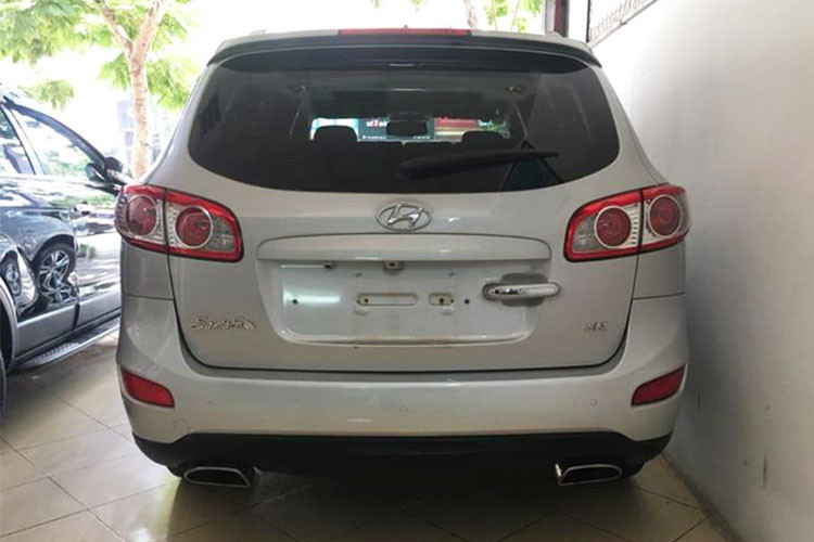 Ngoài ra, xe còn được trang bị ương chiếu hậu điều chỉnh điện, tự động điều chỉnh khi cài số lùi. Đèn pha và gạt mưa tự động. Điều hòa độc lập 2 vùng. Hai ghế trước điều khiển điện với chức năng nhớ hai vị trí và sưởi. Hệ thống giải trí gồm đầu CD 6 đĩa tương thích MP3, có đầu cắm USB, iPod và kết nối Bluetooth...