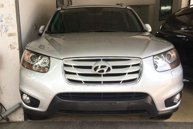 Đây là chiếc Hyundai SantaFe SLX 2009, được nhập khẩu với hình thức tư nhân, không phải xe chính hãng. Đồng thời đây là phiên bản nội địa rất được yêu thích tại Việt Nam cho đến cả hiện nay. Theo nhiều người dùng đánh giá đây vẫn là mẫu xe bền bỉ, chạy tốt và ít hỏng vặt.