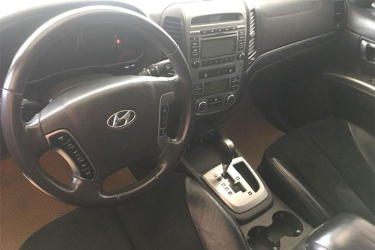 Động cơ của Santa Fe phiên bản này còn trang bị công nghệ tiết kiệm nhiên liệu ECO. Khi xe chuyển động, đèn ECO hiển thị xanh, báo hiệu hệ thống hoạt động để tăng tính tiết kiệm nhiên liệu. Các trang thiết bị trên xe được nhà sản xuất ôtô Hyundai nhắm tới hàng cao cấp như chìa khóa keyless go với chức năng khởi động bằng nút bấm.