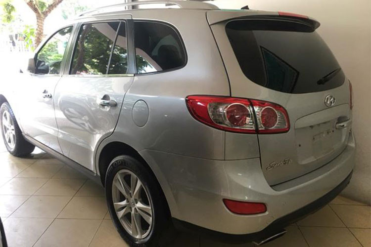 Chiếc xe Hyundai SantaFe đời 2009 này vào thời điểm đó được trang bị động cơ dầu 2 lít tích hợp công nghệ tăng áp turbin điện tử eVGT so với công nghệ VGT thường của đời cũ. Công suất 184 mã lực, mô-men xoắn cực đại 392 Nm. Hộp số của xe là loại tự động 6 cấp.