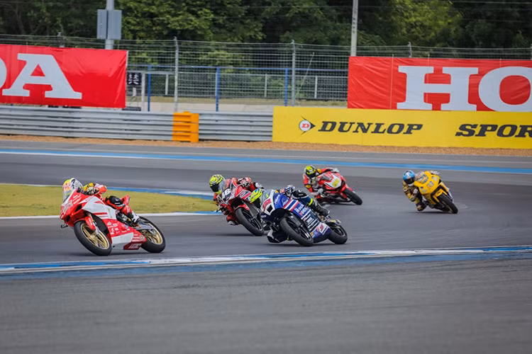 Ngày 15/05, ngày đua thứ hai tiếp tục diễn ra với sự tiến bộ vượt bậc của tay đua Bùi Duy Thông. Vẫn xuất phát tại vị trí thứ 22, nhưng dường như đến hôm nay những toan tính chiến thuật của đội đua Yuzy Honda Việt Nam Racing Team mới phát huy tác dụng, thêm vào đó là tâm lý thi đấu rõ ràng đã được cải thiện của cá nhân Duy Thông.