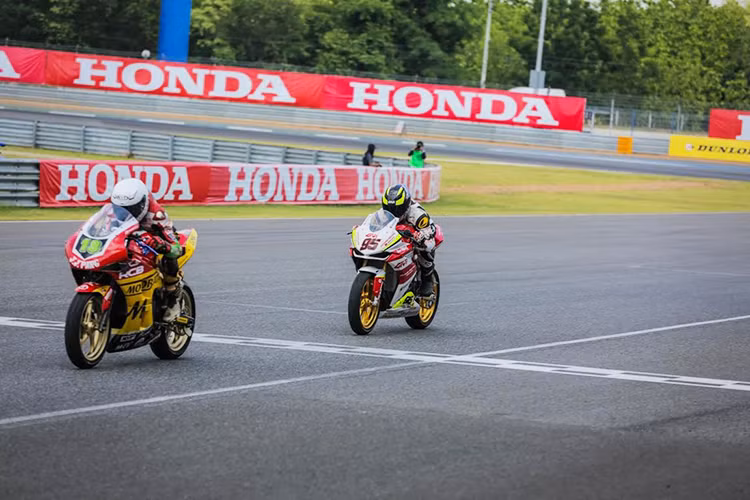 Tuy nhiên, ngày hôm nay những toan tính chiến thuật này dường như vẫn chưa mang lại hiệu quả như mong muốn cho Bùi Duy Thông và Yuzy Honda Việt Nam Racing. Kết quả ngày thi đấu chính thức đầu tiên của Duy Thông có lẽ cũng bị ảnh hưởng phần nào bởi tai nạn mà anh gặp phải ngày hôm trước trong lúc thử sân.