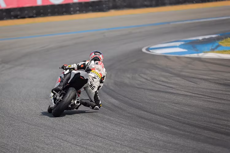 Bước vào cuộc đua chính thức, Duy Thông đã bảo toàn được vị trí xuất phát của mình. Đội đua Yuzy hôm nay đã có những toan tính chiến thuật lớn cho Duy Thông, đội đã quyết định thay loại vành thông thường bằng loại vành nhôm siêu nhẹ hoàn toàn mới, giúp trọng lượng xe giảm đi khoảng 2kg.