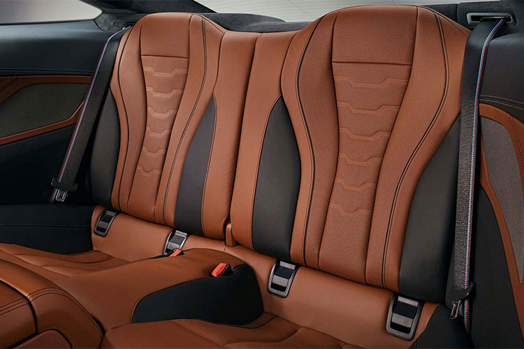 Về an toàn và hỗ trợ lái xe, BMW 8-Series được trang bị các công nghệ an toàn như: Hệ thống Active Cruise Control với chức năng Stop &amp; Go, hỗ trợ duy trì làn đường và cảnh báo chuyển làn đường, cảnh báo va chạm sau... Tính năng tự động đỗ xe song song và vuông góc, người lái có thể quan sát xe để dàng khi đỗ xe với các camera góc rộng xung quanh xe hiển thị các góc nhìn: Surround/Top/Panorama/3D View...