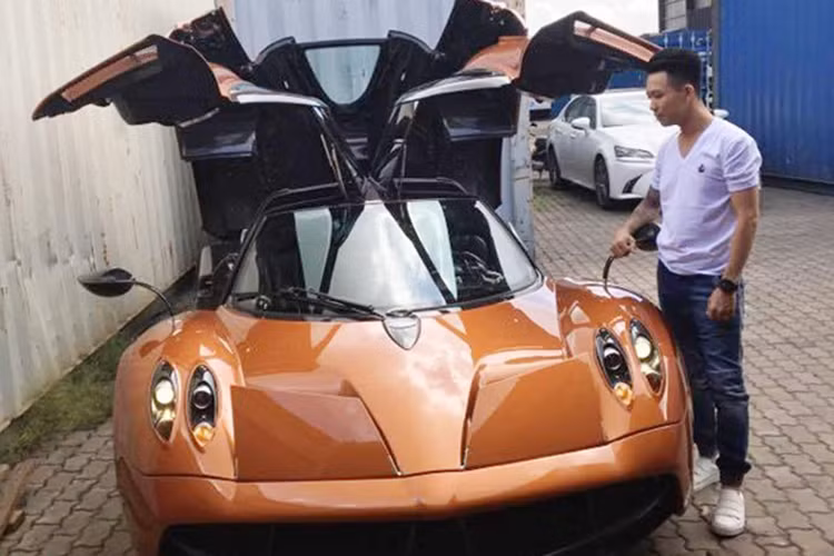 Được biết, Minh nhựa mới chỉ đưa Pagani Huayra vào tầm ngắm để bổ sung vào bộ sưu tập siêu xe của mình. Cách đây vài tháng anh chàng này từng có ý định từ bỏ, nhưng sau đó lại quyết định lựa chọn và đưa mẫu siêu xe "hàng khủng" này về Việt Nam.