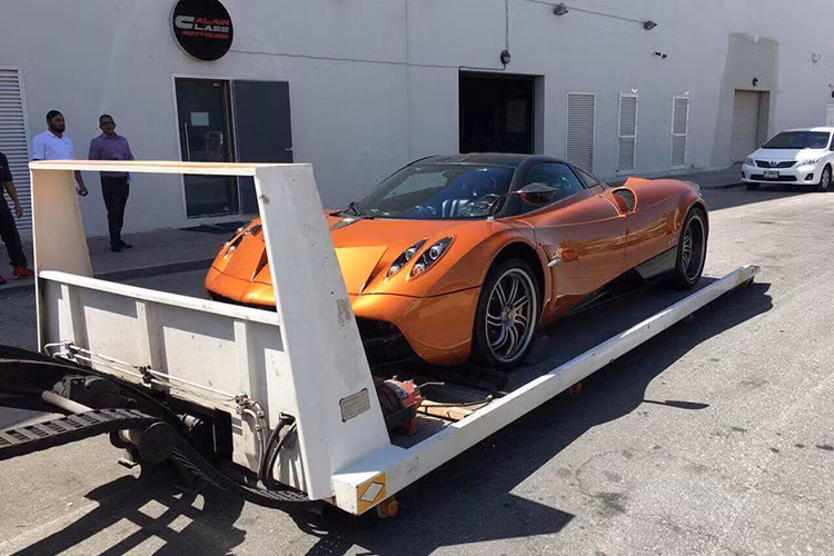 Siêu xe Pagani Huayra này được mua từ Dubai, các Tiểu vương quốc Ả-rập Thống nhất. Cũng theo chia sẻ của Minh Nhựa thì siêu xe này được đưa về nước sớm hơn dự định. Anh cùng vợ vừa từ Mỹ bay về Việt Nam chỉ để khui công chiếc Pagani Huayra này.