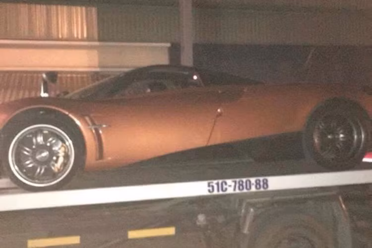  Pagani Huayra là siêu xe thay thế dòng Zonda, bắt đầu bán ra từ năm 2012. Siêu xe này chỉ được sản xuất với số lượng giới hạn 100 chiếc trên thế giới. Đây là chiếc siêu xe được chào bán tại một đại lý siêu xe tại Dubai, sau đó được Minh nhựa "rước" về.