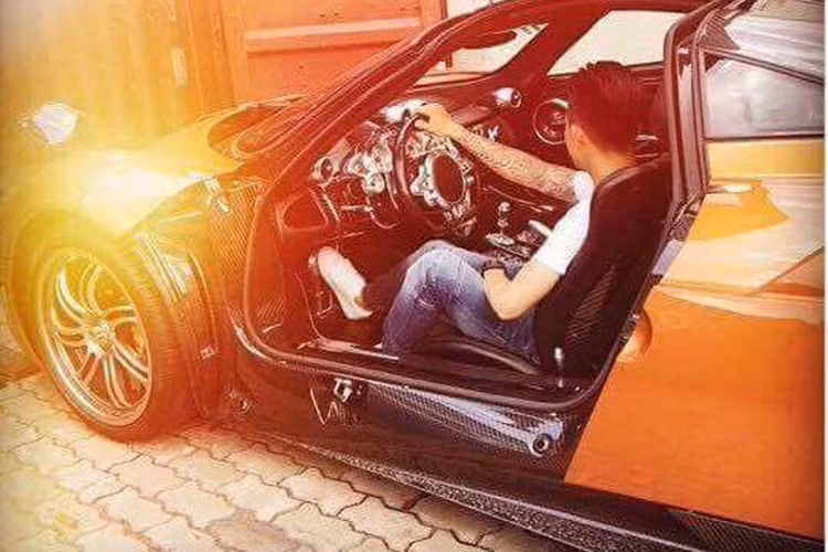 Sau khi về đến Việt Nam, mặc dù không được đại gia Minh Nhựa hé lộ giá trị chiếc xe nhưng tại Dubai với giá khởi điểm từ 1,9 triệu USD và với động cơ dung tích 6.0L, trị giá sau thuế của mẫu xe này tại thị trường Việt Nam có thể lên đến hơn 80 tỷ đồng.