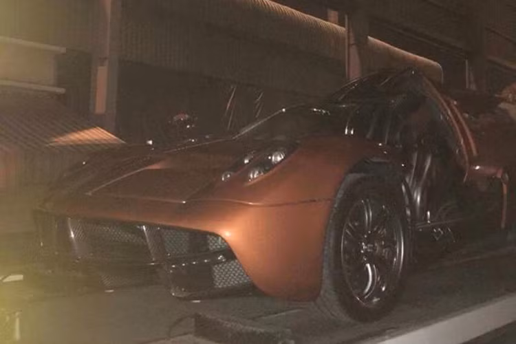 "Năm 2012 tôi mua chiếc siêu xe Bugatti Veyron và nhiều năm vẫn không ai vượt qua. Với Pagani Huayra, tôi đã tự phá kỷ lục bản thân, chỉ chơi cho riêng mình và không quan tâm người khác chơi siêu xe thế nào", đại gia Minh Nhựa chia sẻ.