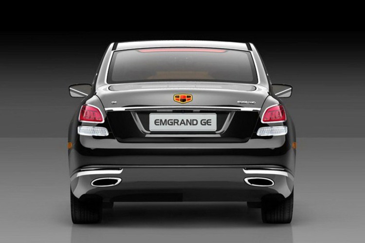 GE là bằng chứng cho thấy Geely có khả năng chế tạo một chiếc xe hạng sang, mặc dù không phải dựa theo một thiết kế của riêng họ. Nhìn kỹ, bạn sẽ thấy ngay đến biểu tượng “Spirit of Ecstasy” trên nắp capô cũng gần như được nhái y hệt. Tất nhiên, GE có giá rẻ hơn Phantom nhiều, chỉ khoảng 45.000 USD một chiếc mà thôi.