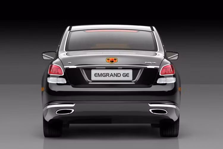 GE là bằng chứng cho thấy Geely có khả năng chế tạo một chiếc xe hạng sang, mặc dù không phải dựa theo một thiết kế của riêng họ. Nhìn kỹ, bạn sẽ thấy ngay đến biểu tượng “Spirit of Ecstasy” trên nắp capô cũng gần như được nhái y hệt. Tất nhiên, GE có giá rẻ hơn Phantom nhiều, chỉ khoảng 45.000 USD một chiếc mà thôi.