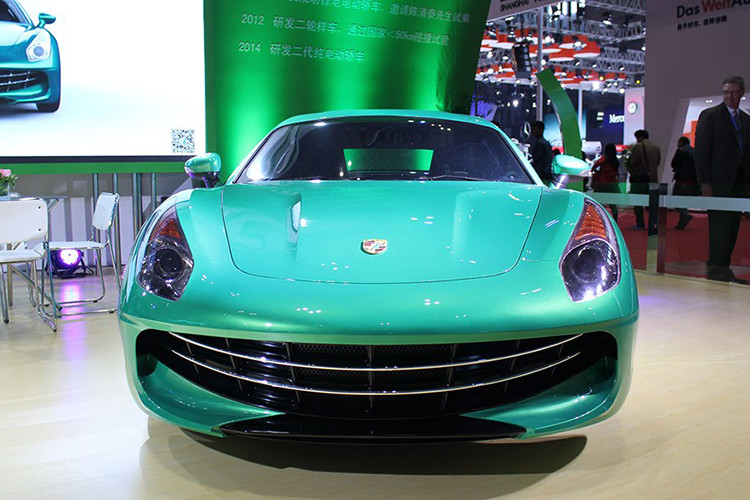 Bắt đầu với mẫu xe được coi là tệ nhất - được dịch nôm na sang tiếng Anh là “Eagle Came”, mẫu xe này ra mắt lần đầu năm 2015 với một mục tiêu bất khả thi: dung hợp một chiếc Ferrari và một chiếc Porsche. Đèn pha và lưới tản nhiệt của nó rất giống Ferrari California T, trong khi phần còn lại giống với một chiếc Porsche 718 Cayman.