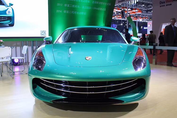 Bắt đầu với mẫu xe được coi là tệ nhất - được dịch nôm na sang tiếng Anh là “Eagle Came”, mẫu xe này ra mắt lần đầu năm 2015 với một mục tiêu bất khả thi: dung hợp một chiếc Ferrari và một chiếc Porsche. Đèn pha và lưới tản nhiệt của nó rất giống Ferrari California T, trong khi phần còn lại giống với một chiếc Porsche 718 Cayman.