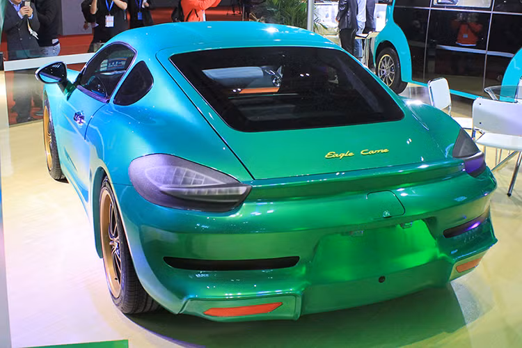 Thậm chí ngay đến logo trên nắp capô cũng bắt chước thương hiệu của nhà sản xuất Porsche. Được chế tạo ở tỉnh Tô Châu, Eagle Came là một chiếc xe điện hoàn toàn, có thể gia tốc từ 0-100 km/h trong vòng 4,8 giây, nhưng điều không ai ngờ là tốc độ tối đa của nó chỉ là 120 km/h.