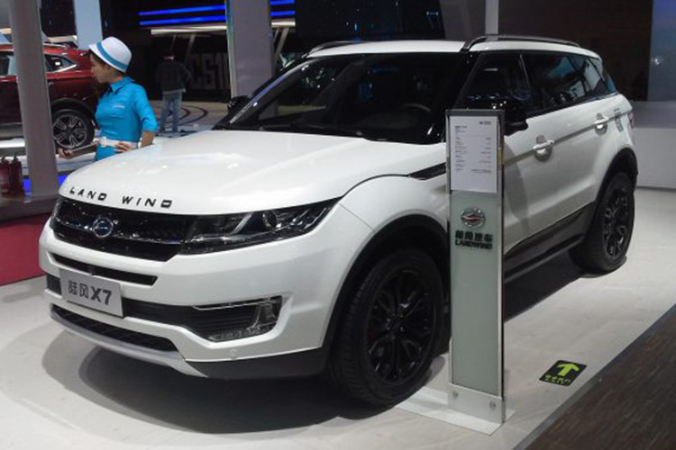 SUV Land Wind X7 khẳng định danh tiếng của nó thông qua việc nhái giống Land Rover Range Rover Evoque đến như thế nào. Thậm chí, Jaguar Land Rover đã kiện nhà sản xuất Jiangling Motor cho mẫu xe có thiết kế y chang này, nhưng đương nhiên chỉ là công cốc mà thôi.