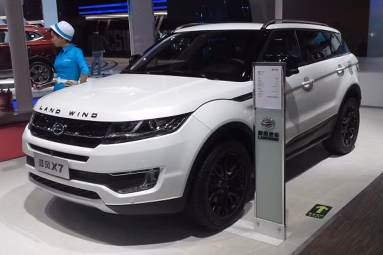 SUV Land Wind X7 khẳng định danh tiếng của nó thông qua việc nhái giống Land Rover Range Rover Evoque đến như thế nào. Thậm chí, Jaguar Land Rover đã kiện nhà sản xuất Jiangling Motor cho mẫu xe có thiết kế y chang này, nhưng đương nhiên chỉ là công cốc mà thôi.