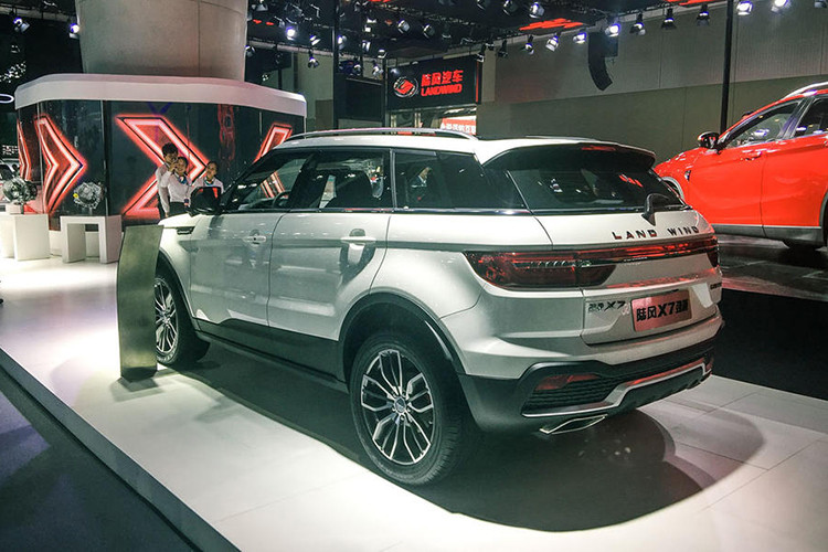 Có thể nói rằng tất cả những gì Jiangling Motor cần làm ở đây là tái tạo một chiếc Evoque, thực hiện một vài thay đổi nhỏ và xuất xưởng ra thị trường. Hài hước hơn, Jaguar Land Rover chế tạo Evoque ở Trung Quốc, làm mẫu SUV chế tạo tại Trung Quốc đầu tiên của nó.