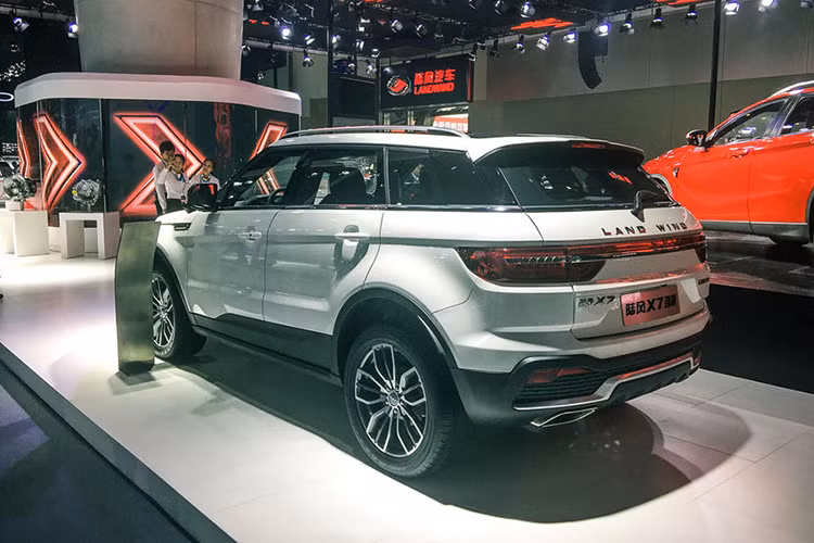 Có thể nói rằng tất cả những gì Jiangling Motor cần làm ở đây là tái tạo một chiếc Evoque, thực hiện một vài thay đổi nhỏ và xuất xưởng ra thị trường. Hài hước hơn, Jaguar Land Rover chế tạo Evoque ở Trung Quốc, làm mẫu SUV chế tạo tại Trung Quốc đầu tiên của nó.