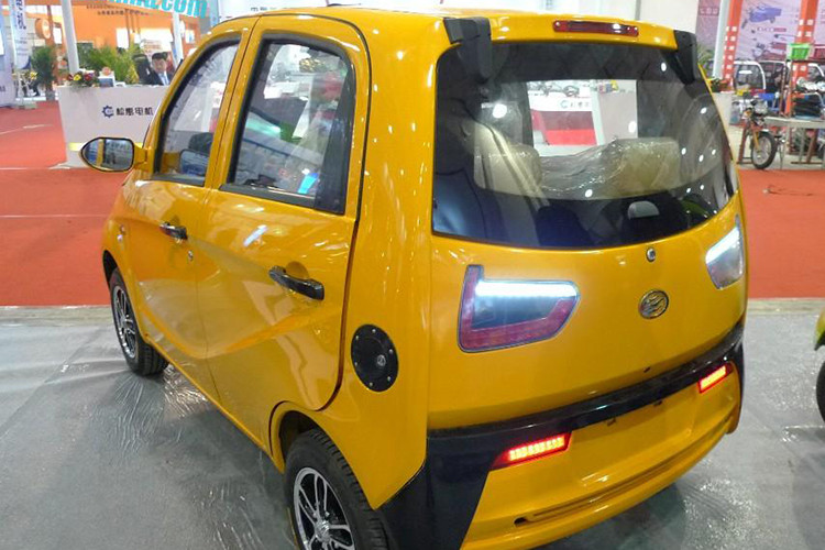 JMW 2200 là một mẫu xe điện tốc độ chậm dùng trong thành thị ở Trung Quốc, hoạt động bằng một mô-tơ điện 3 kWh được cung cấp năng lượng bằng cụm pin axit-chì. Tốc độ tối đa của nó chỉ là 50 km/h, chạy được khoảng 120 km một lần sạc. Một lần sạc đầy cần 7 giờ đồng hồ.