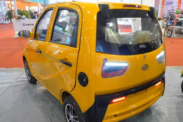 JMW 2200 là một mẫu xe điện tốc độ chậm dùng trong thành thị ở Trung Quốc, hoạt động bằng một mô-tơ điện 3 kWh được cung cấp năng lượng bằng cụm pin axit-chì. Tốc độ tối đa của nó chỉ là 50 km/h, chạy được khoảng 120 km một lần sạc. Một lần sạc đầy cần 7 giờ đồng hồ.