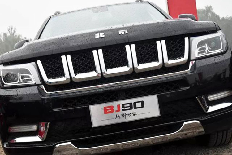 SUV cỡ lớn BAIC BJ90 với diện mạo làm người ta lập tức nghĩ tới một mẫu Jeep Grand Cherokee. Chưa hết, nó còn là một mẫu Mercedes-Benz GL-Class nữa. Lý do là bởi BJ90 được chế tạo dựa trên GL-Class theo một phần thỏa thuận với Mercedes mà công ty mẹ Daimler của nó đang nắm giữ 12% cổ phần ở BAIC.