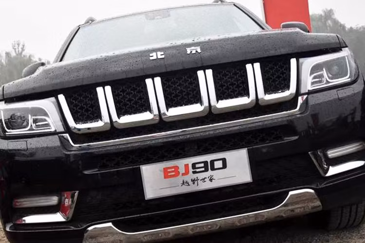 SUV cỡ lớn BAIC BJ90 với diện mạo làm người ta lập tức nghĩ tới một mẫu Jeep Grand Cherokee. Chưa hết, nó còn là một mẫu Mercedes-Benz GL-Class nữa. Lý do là bởi BJ90 được chế tạo dựa trên GL-Class theo một phần thỏa thuận với Mercedes mà công ty mẹ Daimler của nó đang nắm giữ 12% cổ phần ở BAIC.