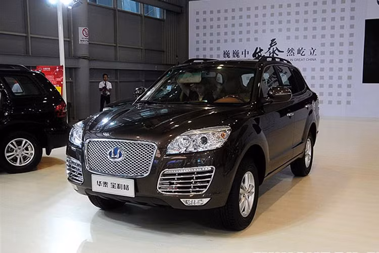 Hawtai B35 có nguồn gốc là một mẫu xe nhái Porsche Cayenne ra mắt năm 2011. Ngày nay, nó là một mẫu xe nhái Bentley Bentayga, ít nhất là ở phía trước. Bên dưới lớp vỏ xấu xí cả nó là khung gầm cơ sở của mãu xe thương hiệu Hàn Quốc - Hyundai Santa Fe thế hệ đầu tiên.