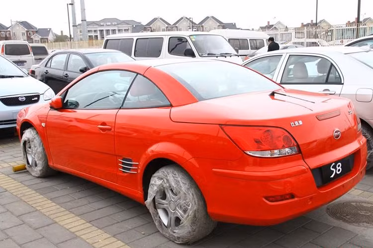 Không giống như mẫu xe của Mercedes, BYD S8 sử dụng hệ dẫn động cầu trước và trang bị động cơ 4 xi-lanh, dung tích 2.0 lít sản sinh 140 mã lực thay vì một máy V6 mạnh mẽ. Thậm chí nó cũng có một phần mui kim loại có thể gập vào giống như SLK-Class.